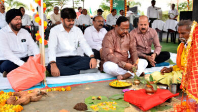 कृषि मंत्री नेताम ने मिट्टी एवं बीजों की पूजा की और ट्रैक्टर चलाकर बीजों की बुआई की…..