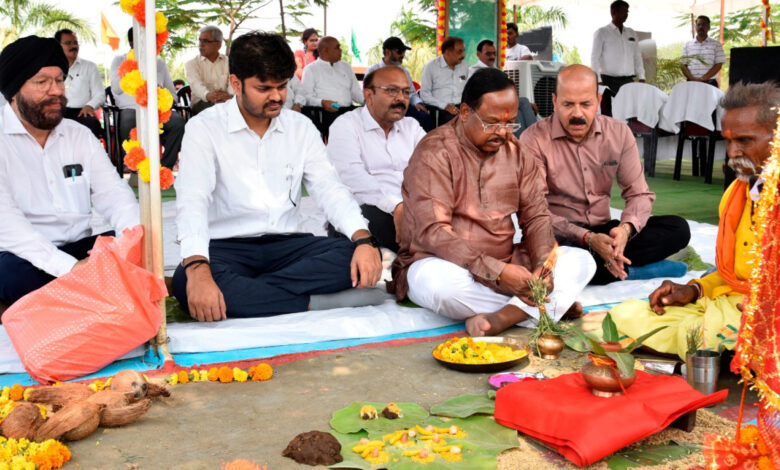 कृषि मंत्री नेताम ने मिट्टी एवं बीजों की पूजा की और ट्रैक्टर चलाकर बीजों की बुआई की…..