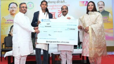 भारत को कबड्डी विश्वकप और एशियन चैंपियन बनाने वाली संजू देवी को 50 लाख की प्रोत्साहन राशि, उप मुख्यमंत्री अरुण साव ने सौंपा चेक, राज्य में पहली बार किसी खिलाड़ी को दी गई है इतनी बड़ी प्रोत्साहन राशि…..
