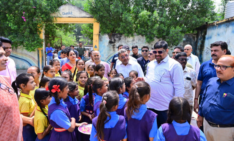 शिक्षा मंत्री गजेन्द्र यादव ने दुर्ग के प्राथमिक विद्यालय का किया निरीक्षण: बच्चों को पढ़ाई के लिए किया प्रोत्साहित किया…. शिक्षा मंत्री गजेन्द्र यादव ने दुर्ग के प्राथमिक विद्यालय का किया निरीक्षण: बच्चों को पढ़ाई के लिए किया प्रोत्साहित किया….