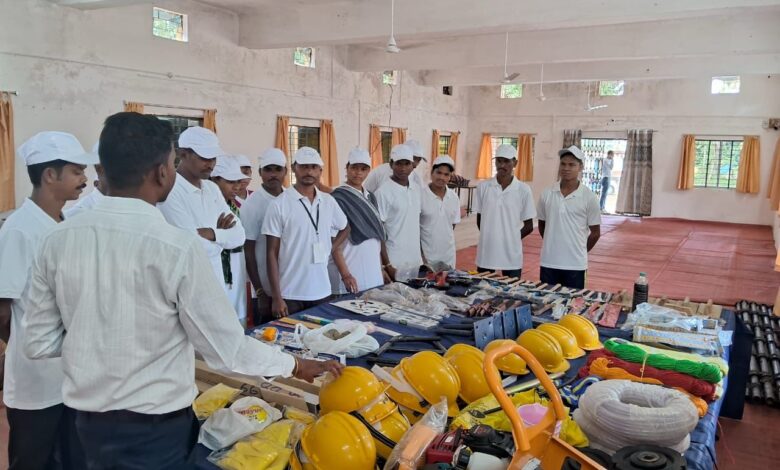 कभी बंदूक अब रोज़गार : आत्मसमर्पित माओवादियों का आजीविकामूलक गतिविधियों से सुधर रहा भविष्य…. कभी बंदूक अब रोज़गार : आत्मसमर्पित माओवादियों का आजीविकामूलक गतिविधियों से सुधर रहा भविष्य….