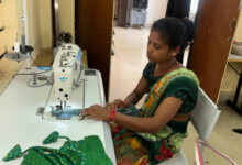 नक्सलवाद का अंधेरा छोड़ शर्मिला ने थामी स्वावलंबन की सुई, दंतेवाड़ा में लिख रही हैं बदलाव की इबारत….