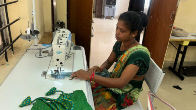 नक्सलवाद का अंधेरा छोड़ शर्मिला ने थामी स्वावलंबन की सुई, दंतेवाड़ा में लिख रही हैं बदलाव की इबारत…. नक्सलवाद का अंधेरा छोड़ शर्मिला ने थामी स्वावलंबन की सुई, दंतेवाड़ा में लिख रही हैं बदलाव की इबारत….