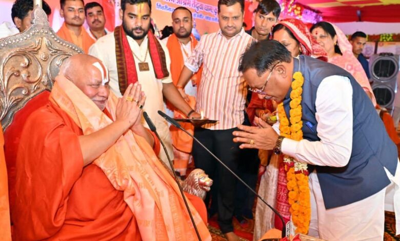 तेंदुवा धाम में श्रीराम कथा का भव्य शुभारंभ: मुख्यमंत्री विष्णु देव साय ने लिया संतों का आशीर्वाद…..