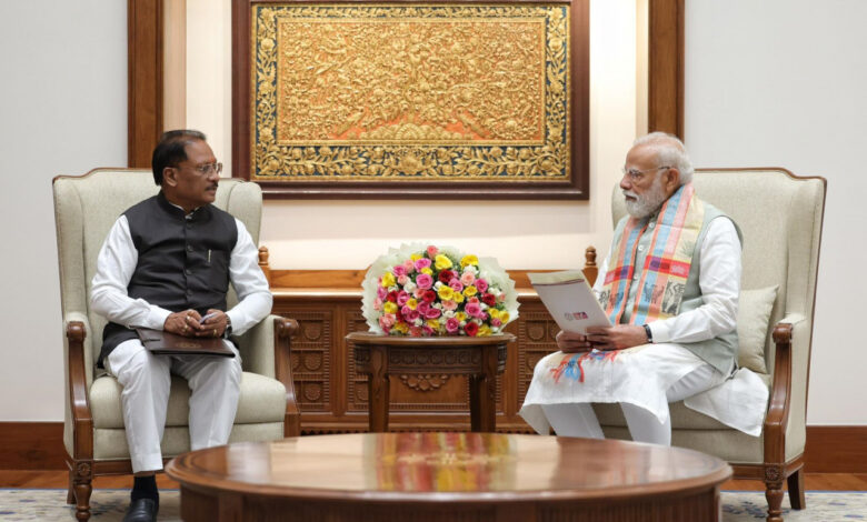 बस्तर 2.0 की शुरुआत : मुख्यमंत्री साय ने पीएम मोदी को दिया आमंत्रण, विकास का ब्लूप्रिंट सौंपा…. बस्तर 2.0 की शुरुआत : मुख्यमंत्री साय ने पीएम मोदी को दिया आमंत्रण, विकास का ब्लूप्रिंट सौंपा….