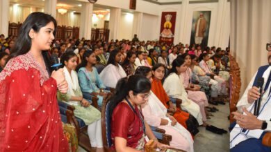 राज्यपाल रमेन डेका ने महाविद्यालय की छात्राओं से हुए रूबरू, सफलता के लिए दिया मार्गदर्शन…..