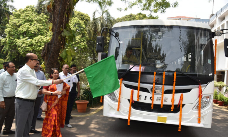 राज्यपाल डेका ने खैरागढ़ विश्वविद्यालय की नई बस को दिखाई हरी झंडी….
