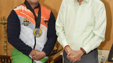 राज्यपाल रमेन डेका ने स्वर्ण पदक विजेता आर्मरेसलर श्रीमंत झा को दी बधाई….