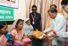 मुख्यमंत्री विष्णु देव साय ने धात्री महिलाओं को वितरित की बेबी किट, आयुष्मान आरोग्य मंदिर करही बाजार में महिलाओं से की आत्मीय चर्चा….