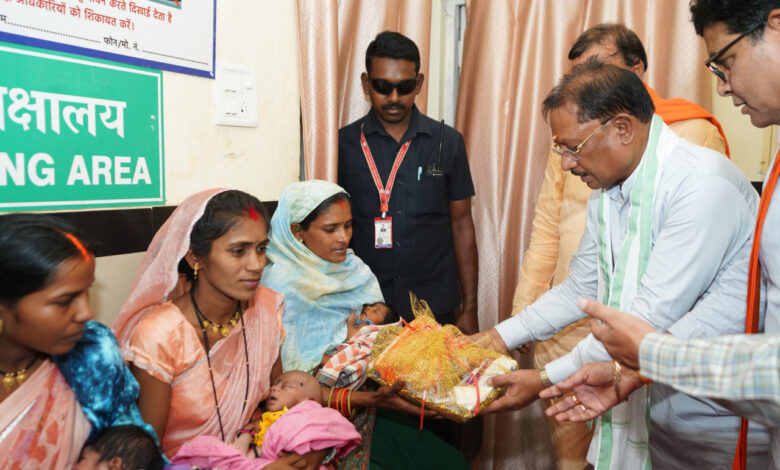 मुख्यमंत्री विष्णु देव साय ने धात्री महिलाओं को वितरित की बेबी किट, आयुष्मान आरोग्य मंदिर करही बाजार में महिलाओं से की आत्मीय चर्चा….