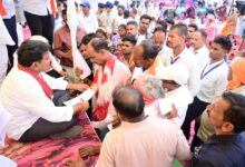 जमीन पर बैठकर उप मुख्यमंत्री विजय शर्मा ने सुनी लोगों की समस्याएं, मौके पर दिए समाधान के निर्देश…..