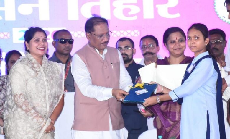 ग्रामीण अंचल की बेटी बनी प्रेरणा: मुख्यमंत्री विष्णुदेव साय ने सराहा उत्कृष्ट प्रदर्शन…