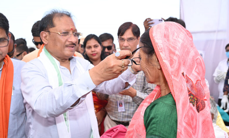 ’मुख्यमंत्री विष्णु देव साय ने हितग्राहियों को अपने हाथों से पहनाया नजर का चश्मा’, ’सुशासन तिहार शिविर में स्वास्थ्य विभाग के स्टॉल का किया निरीक्षण’….. ’मुख्यमंत्री विष्णु देव साय ने हितग्राहियों को अपने हाथों से पहनाया नजर का चश्मा’, ’सुशासन तिहार शिविर में स्वास्थ्य विभाग के स्टॉल का किया निरीक्षण’…..