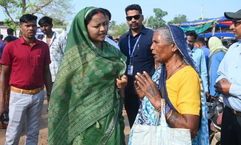 ’श्रीमती लक्ष्मी राजवाड़े की तत्पर पहल से सिलफिली मंडी को मिली बड़ी राहत’, ’औचक निरीक्षण के दौरान मिली शिकायतों पर त्वरित कार्रवाई, ट्रांसफार्मर शिफ्टिंग और सार्वजनिक शौचालय संचालन से बढ़ी सुविधाएं’….. ’श्रीमती लक्ष्मी राजवाड़े की तत्पर पहल से सिलफिली मंडी को मिली बड़ी राहत’, ’औचक निरीक्षण के दौरान मिली शिकायतों पर त्वरित कार्रवाई, ट्रांसफार्मर शिफ्टिंग और सार्वजनिक शौचालय संचालन से बढ़ी सुविधाएं’…..