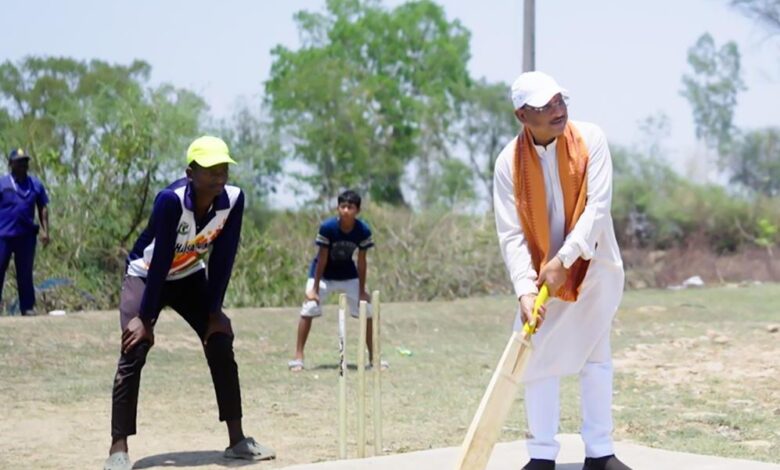 जब मुख्यमंत्री उतरे मैदान में: सुशासन तिहार में बच्चों संग खेला क्रिकेट, बढ़ाया हौसला…..