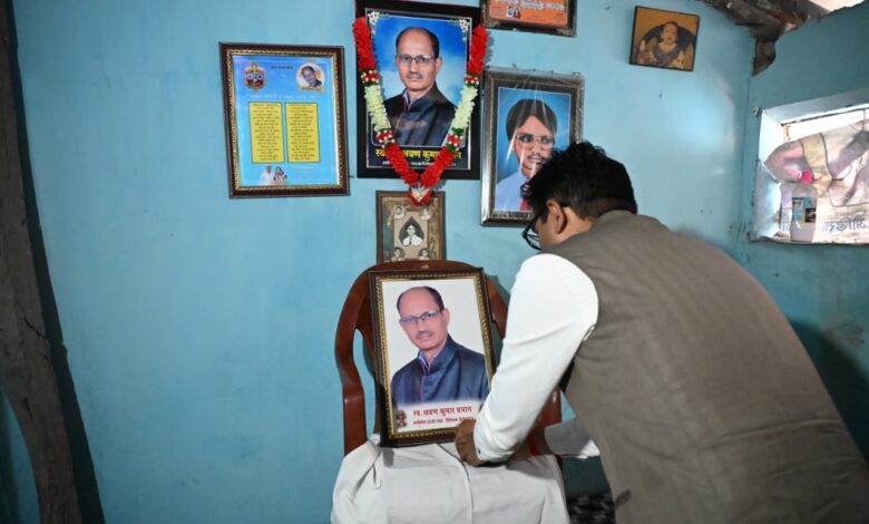 वित्त मंत्री ओपी चौधरी ने दी श्रद्धांजलि श्रवण प्रधान को, पुसौर तहसील के पड़ीगांव पहुंचकर शोक संतप्त परिवार से की मुलाकात, दिवंगत आत्मा की शांति के लिए की प्रार्थना….