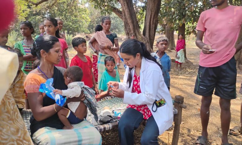 मुख्यमंत्री स्वस्थ बस्तर अभियान : 13 किलोमीटर पैदल चलकर स्वास्थ्य टीम पहुंची बड़ेपल्ली, 227 ग्रामीणों की जांच….. मुख्यमंत्री स्वस्थ बस्तर अभियान : 13 किलोमीटर पैदल चलकर स्वास्थ्य टीम पहुंची बड़ेपल्ली, 227 ग्रामीणों की जांच…..