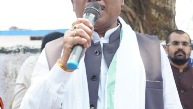 गांव की चौपाल में दिखी मुख्यमंत्री की सादगी और संवेदनशीलता,पीपल के पेड़ तले खाट पर बैठकर ग्रामीणों से किये सीधा संवाद… गांव की चौपाल में दिखी मुख्यमंत्री की सादगी और संवेदनशीलता,पीपल के पेड़ तले खाट पर बैठकर ग्रामीणों से किये सीधा संवाद…