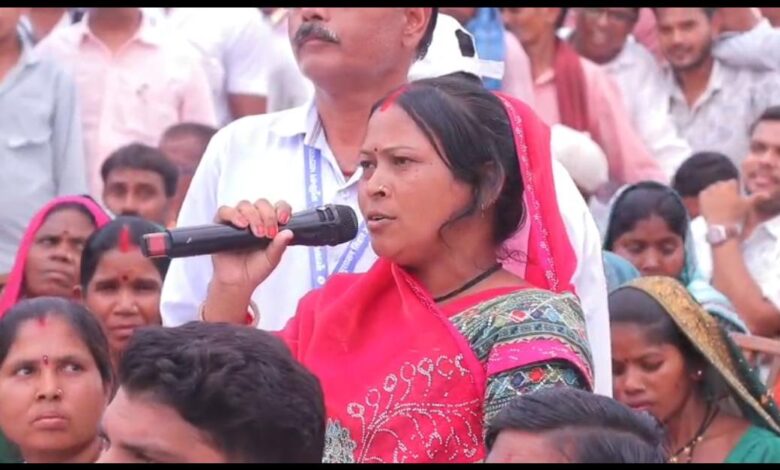 सुशासन तिहार के समाधान शिविर में मुख्यमंत्री विष्णु देव साय ने हितग्राही से किया संवाद’: प्रधानमंत्री आवास योजना से मिला सुरक्षित आशियाना, कच्चे घर से पक्के मकान तक पहुंची जिंदगी…..