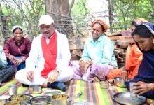 निर्माणाधीन पंचायत भवन के निरीक्षण के दौरान मुख्यमंत्री को श्रमिकों ने दिया भोजन का न्यौता : साथ बैठकर खाया बोरे बासी और आमा चटनी….