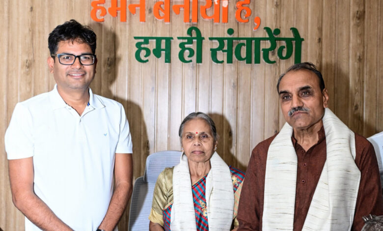 बस्तर में चिकित्सा की अलख जगाने वाले पद्मश्री डॉ. गोडबोले दंपति का वित्त मंत्री ओपी चौधरी ने किया आत्मीय अभिनंदन बस्तर में चिकित्सा की अलख जगाने वाले पद्मश्री डॉ. गोडबोले दंपति का वित्त मंत्री ओपी चौधरी ने किया आत्मीय अभिनंदन