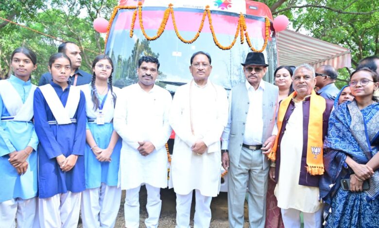 मुख्यमंत्री विष्णु देव साय ने ‘कामयाबी वेन’ को दिखाई हरी झंडी : दूरस्थ गांवों के विद्यार्थियों तक पहुंचेगी डिजिटल शिक्षा की नई रोशनी…… मुख्यमंत्री विष्णु देव साय ने ‘कामयाबी वेन’ को दिखाई हरी झंडी : दूरस्थ गांवों के विद्यार्थियों तक पहुंचेगी डिजिटल शिक्षा की नई रोशनी……