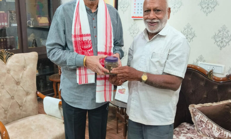 ’छत्तीसगढ़ चाय व्यापारी संघ के उपाध्यक्ष ने की राज्यपाल रमेन डेका से सौजन्य भेंट’….