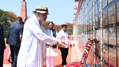 केंद्रीय गृहमंत्री अमित शाह ने अमर वाटिका में शहीदों को दी श्रद्धांजलि, परिजनों से की आत्मीय मुलाकात…..