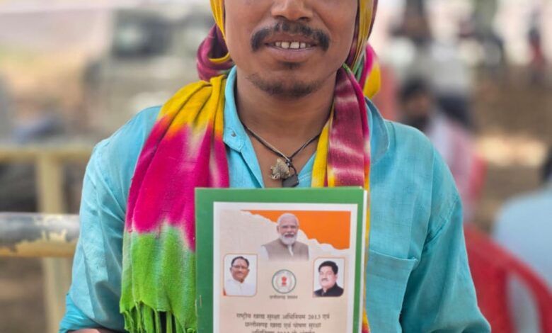 सुशासन तिहार से सुखराम के चेहरे पर लौटी मुस्कान, वंदना घुटरापारा के हितग्राही को मिला 1 रुपये किलो वाला नया राशन कार्ड, खाद्य सुरक्षा मिलने पर मुख्यमंत्री विष्णु देव साय के प्रति जताया आभार….. सुशासन तिहार से सुखराम के चेहरे पर लौटी मुस्कान, वंदना घुटरापारा के हितग्राही को मिला 1 रुपये किलो वाला नया राशन कार्ड, खाद्य सुरक्षा मिलने पर मुख्यमंत्री विष्णु देव साय के प्रति जताया आभार…..