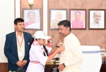 विश्व रेड क्रॉस दिवस पर बच्चों ने वन मंत्री केदार कश्यप का किया सम्मान….