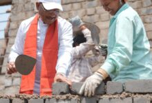 निर्माण स्थल पर मुख्यमंत्री विष्णुदेव साय का श्रमदान : श्रमिक बहनों के साथ की ईंट जोड़ाई…..