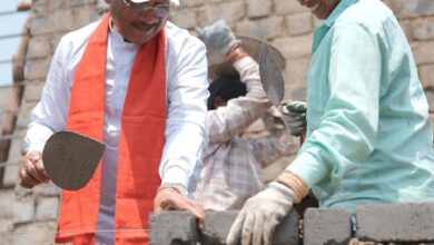 निर्माण स्थल पर मुख्यमंत्री विष्णुदेव साय का श्रमदान : श्रमिक बहनों के साथ की ईंट जोड़ाई…..