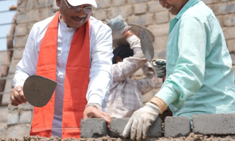 निर्माण स्थल पर मुख्यमंत्री विष्णुदेव साय का श्रमदान : श्रमिक बहनों के साथ की ईंट जोड़ाई…..