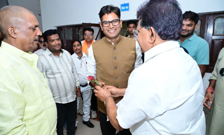 जशपुर सर्किट हाउस में वित्त मंत्री ओपी चौधरी से जनप्रतिनिधियों और क्षेत्रवासियों ने की आत्मीय मुलाकात, स्थानीय विकास, जनसुविधाओं के विस्तार और क्षेत्रीय मुद्दों पर हुई सकारात्मक चर्चा….