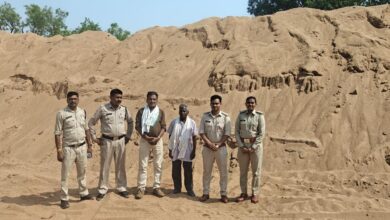 गोबरानवापारा में रेत के अवैध उत्खनन-भण्डारण पर खनिज विभाग की बड़ी कार्रवाई, 2 पोकलेन जब्त-सील