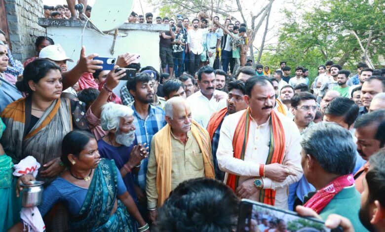 गैस सिलेंडर विस्फोट में 4 की मौत, स्वास्थ्य मंत्री श्याम बिहारी जायसवाल ने परिजनों से मिलकर जताया शोक…..