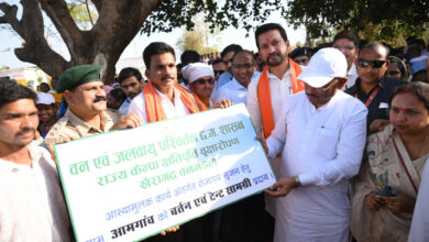 मुख्यमंत्री विष्णु देव साय ने समाज प्रमुख को सौंपा टेंट एवं बर्तन सामग्री, ग्राम आमगांव में बढ़ेगा रोजगार…..
