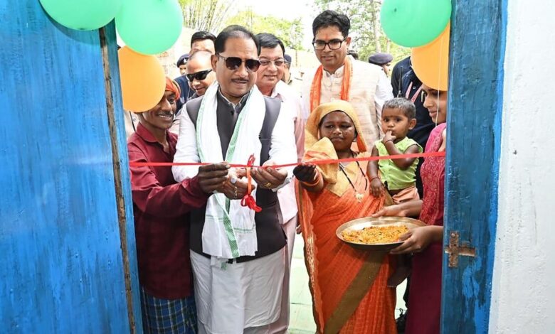 पक्के घर का सपना हुआ साकार : मुख्यमंत्री विष्णु देव साय ने लेमरू में हितग्राही धरम सिंह के नए आवास में कराया गृह प्रवेश….. पक्के घर का सपना हुआ साकार : मुख्यमंत्री विष्णु देव साय ने लेमरू में हितग्राही धरम सिंह के नए आवास में कराया गृह प्रवेश…..