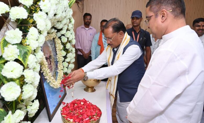 मुख्यमंत्री विष्णुदेव साय ने स्वर्गीय दिनेश सेन को दी श्रद्धांजलि : शोक संतप्त परिवार से की मुलाकात….. मुख्यमंत्री विष्णुदेव साय ने स्वर्गीय दिनेश सेन को दी श्रद्धांजलि : शोक संतप्त परिवार से की मुलाकात…..