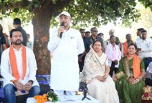 कटहल–गुलमोहर की छांव में सजी चौपाल, मुख्यमंत्री ने सरोधी में सुनी जनता की आवाज, खाट में बैठकर मुख्यमंत्री ने ग्रामीणों से किया सीधा संवाद, सुनी समस्याएं, समाधान के दिए निर्देश….