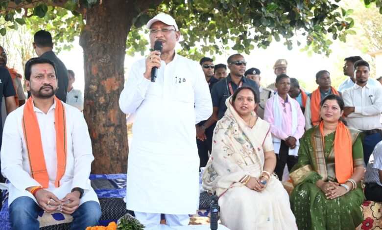 कटहल–गुलमोहर की छांव में सजी चौपाल, मुख्यमंत्री ने सरोधी में सुनी जनता की आवाज, खाट में बैठकर मुख्यमंत्री ने ग्रामीणों से किया सीधा संवाद, सुनी समस्याएं, समाधान के दिए निर्देश….