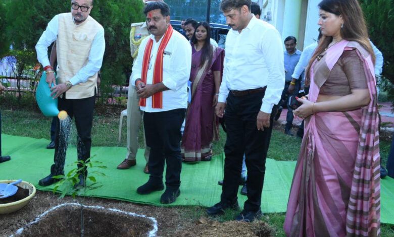 राज्यपाल रमेन डेका ने किया पौधरोपण, कवर्धा कलेक्ट्रेट परिसर में रोपा आम का पौधा, पर्यावरण संरक्षण का दिया संदेश….
