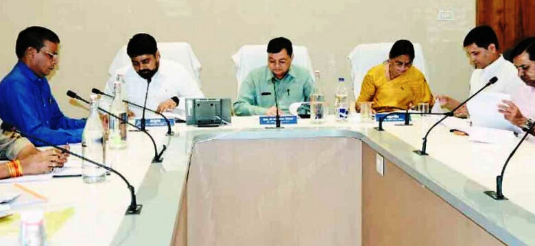 प्रगतिरत विकास कार्याे को समय पर पूर्ण करें, अप्रारंभ कार्याे को शीघ्र प्रारंभ करायें: मंत्री लखनलाल देवांगन….