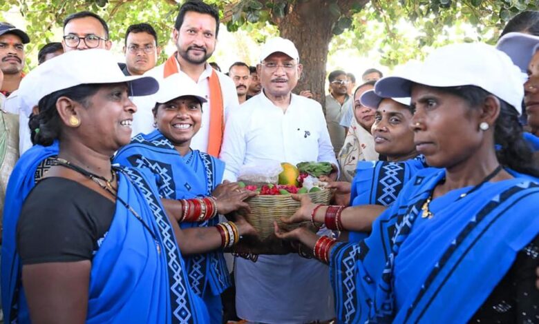 सुशासन तिहार: सरोधी में महिला स्व सहायता समूह ने मुख्यमंत्री को भेंट की स्थानीय उत्पादों की टोकरी….