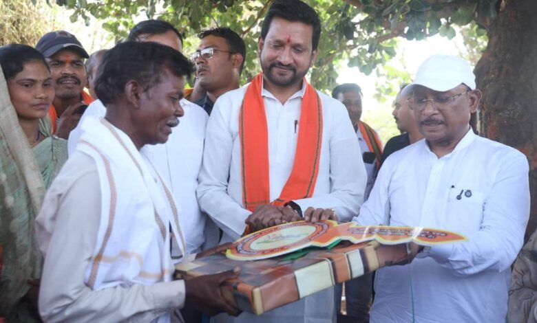 सुशासन तिहार: मुख्यमंत्री विष्णु देव साय ने पीएम जनमन के हितग्राही को सौंपी खुशियों की चाबी…..