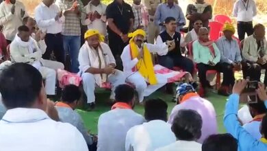 उप मुख्यमंत्री अरुण साव ने आम पेड़ के नीचे लगाई चौपाल, ग्रामीणों से योजनाओं का लिया फीडबैक, देवगुड़ी निर्माण के लिए 5 लाख देने की घोषणा….