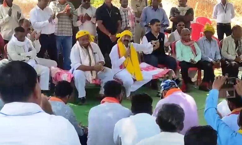 उप मुख्यमंत्री अरुण साव ने आम पेड़ के नीचे लगाई चौपाल, ग्रामीणों से योजनाओं का लिया फीडबैक, देवगुड़ी निर्माण के लिए 5 लाख देने की घोषणा…. उप मुख्यमंत्री अरुण साव ने आम पेड़ के नीचे लगाई चौपाल, ग्रामीणों से योजनाओं का लिया फीडबैक, देवगुड़ी निर्माण के लिए 5 लाख देने की घोषणा….