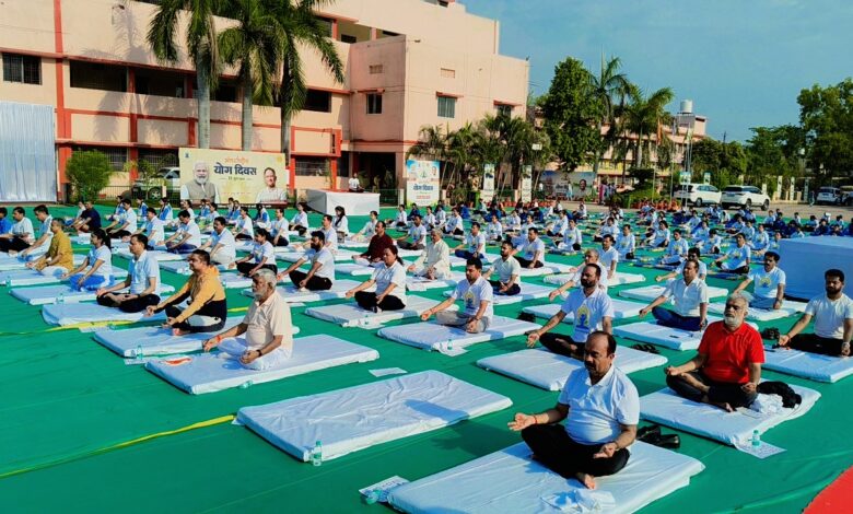 अच्छे शारीरिक और मानसिक स्वास्थ्य के लिए रोज करें योग – उप मुख्यमंत्री अरुण साव….