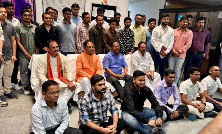 मुख्यमंत्री विष्णुदेव साय द्वारा सीटें 50 से बढ़ाकर 200 किए जाने का मिला सकारात्मक परिणाम, ट्राइबल हॉस्टल के 13 अभ्यर्थियों ने रचा कीर्तिमान…. मुख्यमंत्री विष्णुदेव साय द्वारा सीटें 50 से बढ़ाकर 200 किए जाने का मिला सकारात्मक परिणाम, ट्राइबल हॉस्टल के 13 अभ्यर्थियों ने रचा कीर्तिमान….