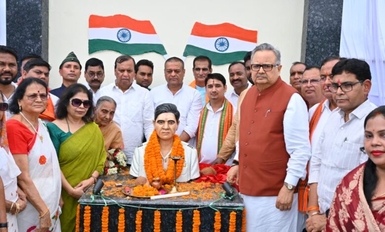 भाटापारा में गौरव का दिन : विधानसभा अध्यक्ष डॉ. रमन सिंह ने किया छत्तीसगढ़ महतारी और शहीद खोण्डे की प्रतिमा का अनावरण….